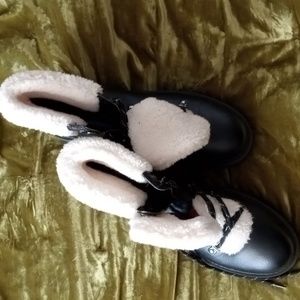 NWOT WOMEN'S TOMMY HILFIGER LOW CUT WINTER BLACK BKOTS.  SIZE 9